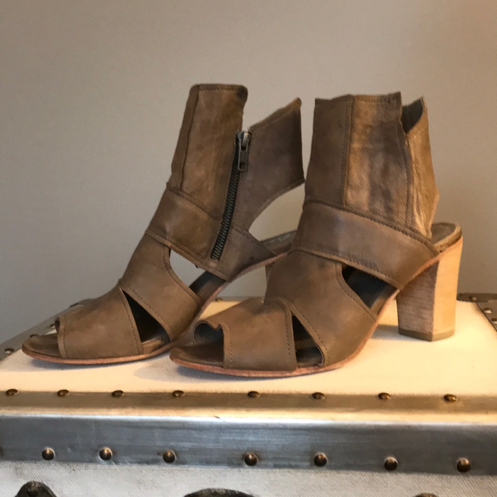 Free People taupe leather sandal